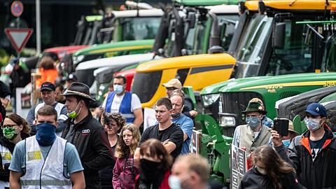 Landwirte nehmen an einer Demo vor dem bayerischen Umweltministerium teil. Foto: Matthias Balk/dpa/Archivbild
