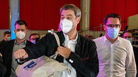 Markus Söder (l), CSU-Vorsitzender, geht neben Christian Doleschal (r), JU-Vorsitzender in Bayern.
