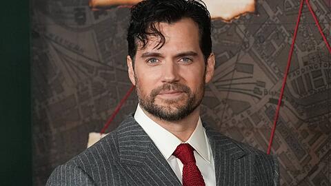 Nach seinem Abschied als Superman hat Henry Cavill bereits das nächste spannende Projekt an Land ziehen können.