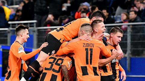 Überraschend setzte sich Donezk im Hamburger Volksparkstadion gegen den FC Barcelona durch.