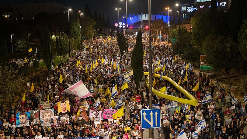 Zigtausende Demonstranten in Jerusalem forderten ein Abkommen zur Beendigung des Krieges.