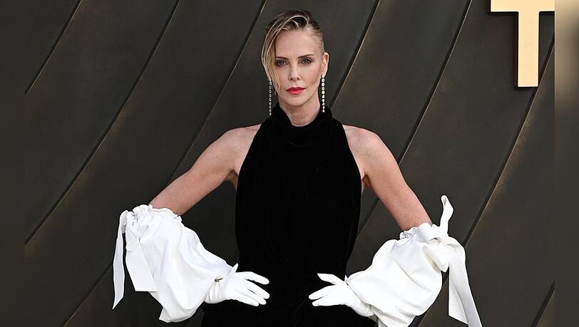 Charlize Theron bei der Premiere von "Die Odyssee" in London. Charlize Theron bei der Premiere von "Die Odyssee" in London.