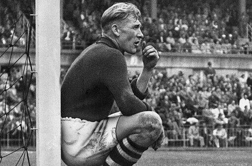 Bernd («Bert») Trautmann von Manchester City bei einem Freundschaftsspiel gegen den FSV Frankfurt im Frankfurter Waldstadion.