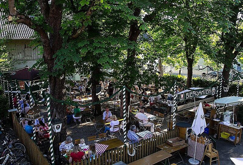 Der Biergarten des Gasthofs Perlacher Hof.
