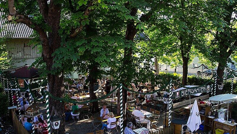 Der Biergarten des Gasthofs Perlacher Hof. Der Biergarten des Gasthofs Perlacher Hof.