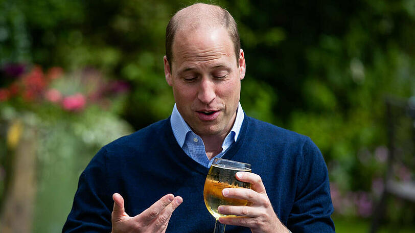Prinz William genießt seinen Ci­der im "Rose & Crown"-Pub in Snettisham, Norfolk