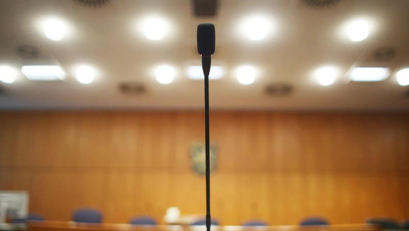 Ein Mikrofon steht in einem Verhandlungssaal in einem Gericht. Foto: Fredrik von Erichsen/Archivbild Ein Mikrofon steht in einem Verhandlungssaal in einem Gericht. Foto: Fredrik von Erichsen/Archivbild