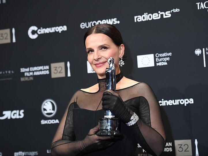 Juliette Binoche mit ihrem Preis (European Achievement in World Cinema) bei der Verleihung in Berlin.