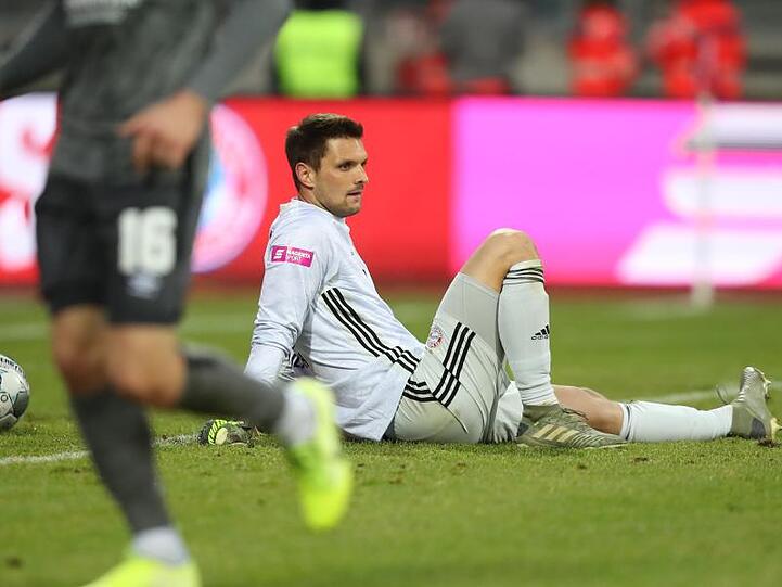 Sven Ulreich sitzt nach dem Nürnberger Treffer zum 3:1 enttäuscht auf dem Rasen.