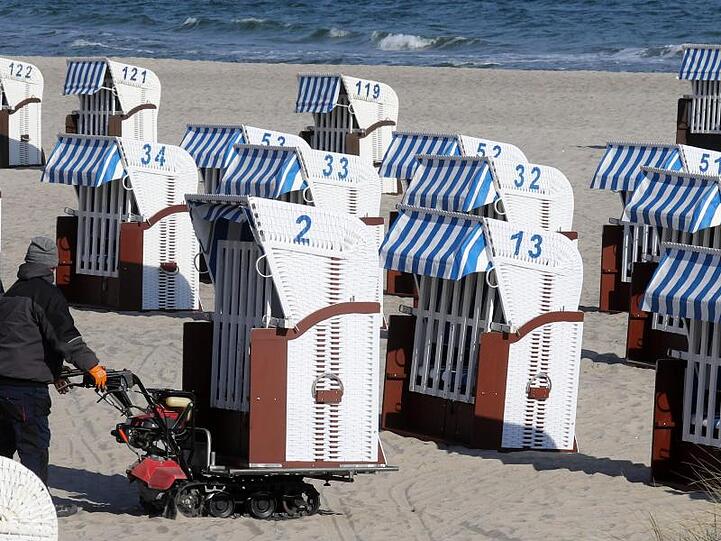 Kann losgehen: Der erste Strandkorbvermieter im Ostseebad Kühlungsborn lässt seine Möbel aufstellen.