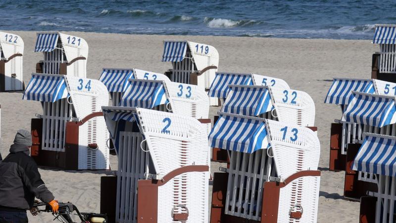 Kann losgehen: Der erste Strandkorbvermieter im Ostseebad Kühlungsborn lässt seine Möbel aufstellen. Kann losgehen: Der erste Strandkorbvermieter im Ostseebad Kühlungsborn lässt seine Möbel aufstellen.