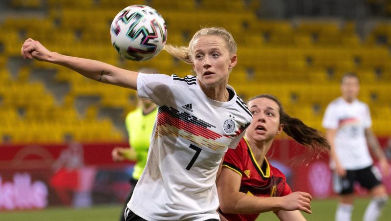 Deutschlands Torschützin Lea Schüller (l) kommt vor Belgiens Jody Vangheluwe an den Ball.