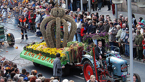 Er gilt als das alljährliche Highlight der Fürther Michaelis-Kirchweih: der Erntedankfestzug startet wieder am Sonntag. Im letzten Jahr säumten über 150.000 Zuschauer die Straßen. Er gilt als das alljährliche Highlight der Fürther Michaelis-Kirchweih: der Erntedankfestzug startet wieder am Sonntag. Im letzten Jahr säumten über 150.000 Zuschauer die Straßen.