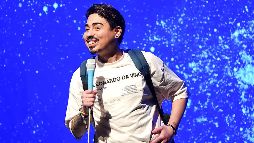 Tony Bauer auf der Comedy-Bühne: Der Rucksack ist sein treuer Begleiter, wie bei einem "Fallschirmspringer". Tony Bauer auf der Comedy-Bühne: Der Rucksack ist sein treuer Begleiter, wie bei einem "Fallschirmspringer".