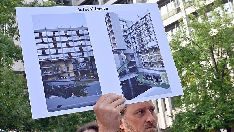 Mit Teich und Rampe: Damit kann das Justizgebäude direkt nutzbar für Rollstuhlfahrer und liebenswerter werden. Mit Teich und Rampe: Damit kann das Justizgebäude direkt nutzbar für Rollstuhlfahrer und liebenswerter werden.