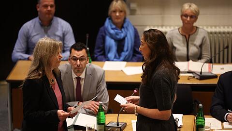 Nach dem Amtseid hält Iris Stalzer eine Antrittsrede