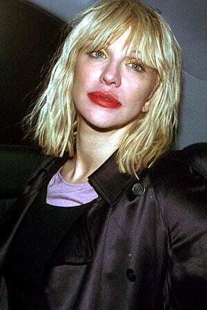 Andere Promis nutzen viel subtilere Mittel und sehen trotzdem furchteinflößend aus. Courtney Love hat hier etwa entschieden zu viel Schminke (und Alkohol) verwendet...