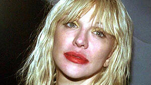 Andere Promis nutzen viel subtilere Mittel und sehen trotzdem furchteinflößend aus. Courtney Love hat hier etwa entschieden zu viel Schminke (und Alkohol) verwendet... Andere Promis nutzen viel subtilere Mittel und sehen trotzdem furchteinflößend aus. Courtney Love hat hier etwa entschieden zu viel Schminke (und Alkohol) verwendet...