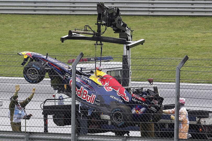 Crash beim Training: Vettel hat seinen Formel-1-Bolide zerschossen. Die Bilder
