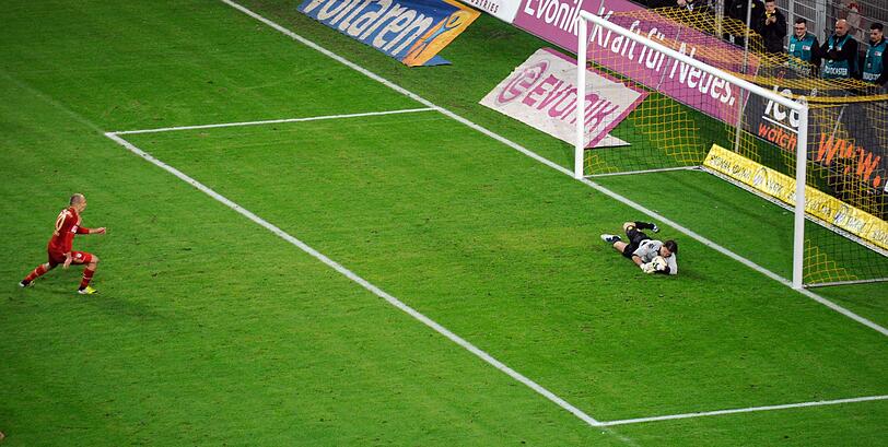 Es war das mit Spannung erwartete Gigantenduell, das vorgezogene Finale der Bundesliga - Dortmund gegen Bayern: die Bilder vom Spiel.