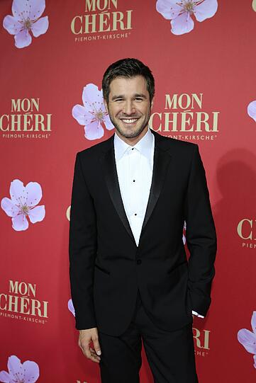 Mit Karo-Krawatte in die Menge: Moderator und Schauspieler Jochen Schropp auf der Charity-Gala "Mon Chéri Barbara-Tag" im Schloss Nymphenburg.