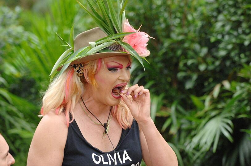 Als neunte Mahlzeit gibt es Königsgrille für die Drag Queen, was kein Problem für sie ist. Runter damit!