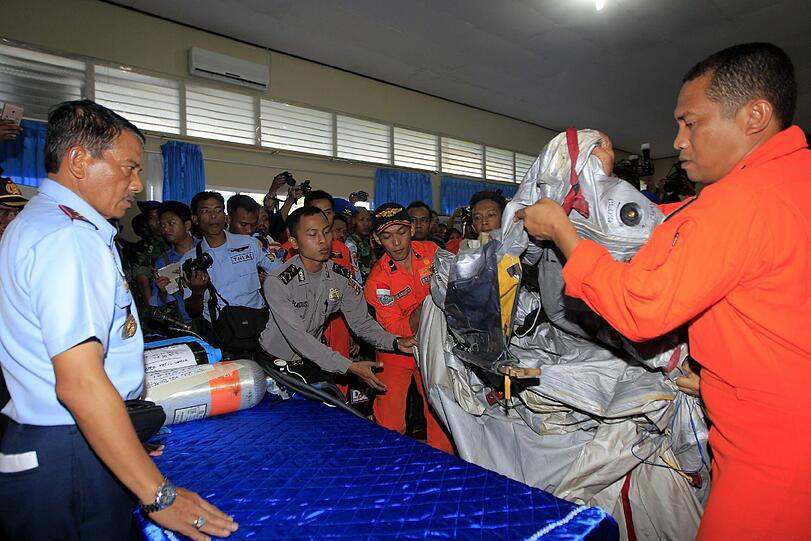Die indonesische Luftwaffe präsentiert eine Notrutsche und Gepäckstücke aus der abgestürzten AirAsia-Maschine