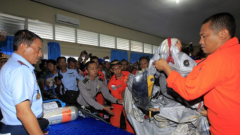 Die indonesische Luftwaffe präsentiert eine Notrutsche und Gepäckstücke aus der abgestürzten AirAsia-Maschine Die indonesische Luftwaffe präsentiert eine Notrutsche und Gepäckstücke aus der abgestürzten AirAsia-Maschine