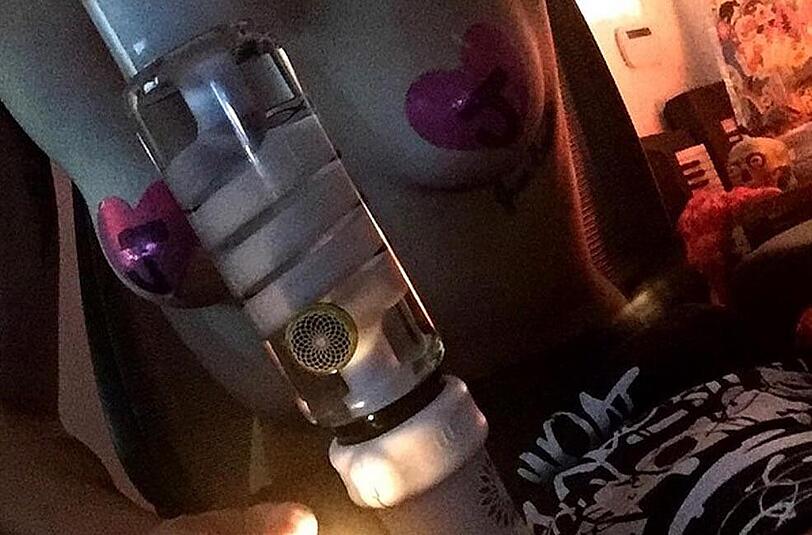 Miley Cyrus mit Nippelaufklebern und Bong