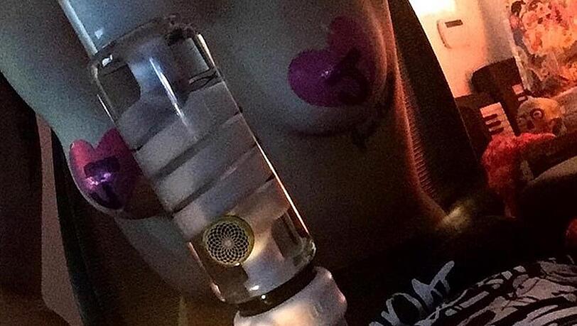 Miley Cyrus mit Nippelaufklebern und Bong Miley Cyrus mit Nippelaufklebern und Bong