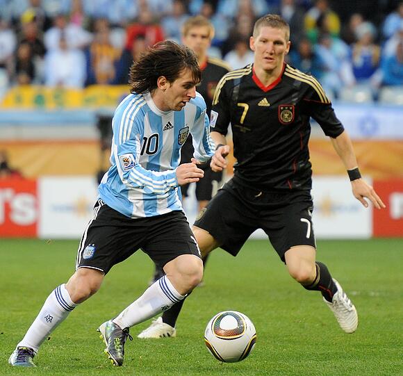 WM 2010: Sein wohl bestes Turnier. Beim 4:0 im Viertelfinale gegen Argentinien (mit Lionel Messi, l.) ist er zweifacher Vorbereiter, &bdquo;Man of the match&ldquo;, wird ins All-Star-Team gewählt und für den &bdquo;Goldenen Ball&ldquo; nominiert.