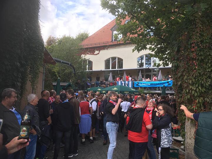 Fans des TSV 1860 und des FCK im Giesinger Bräu.