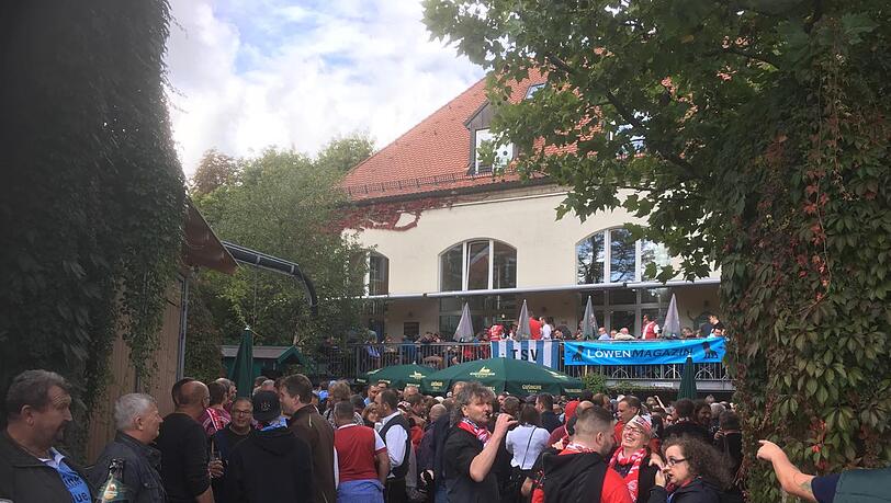Fans des TSV 1860 und des FCK im Giesinger Bräu.