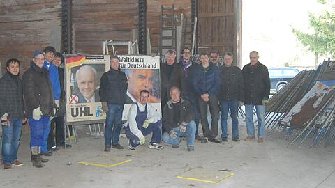Die Plakatständer-Aufräumer mit ihrer "Beute".