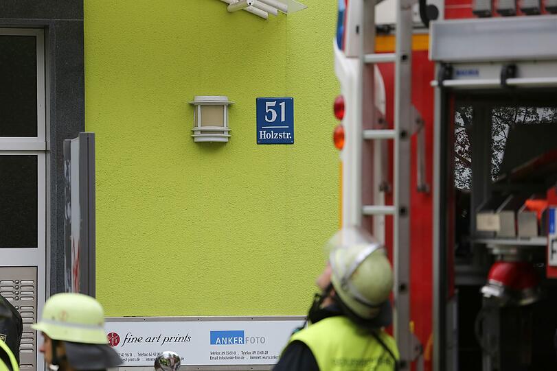 SEK-Einsatz! Polizei findet nach Waffen-Kontrolle Toten in der Holzstraße. Die Bilder vom Einsatz...