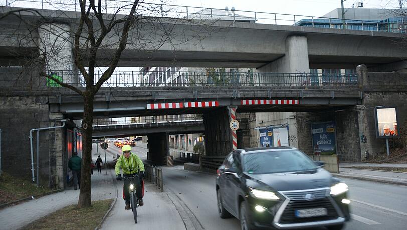 Diese zwei Brücken über die Balanstraße werden erneuert. Diese zwei Brücken über die Balanstraße werden erneuert.