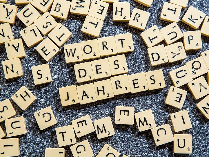Scrabble-Buchstaben in Form der Phrase "Wort des Jahres". Foto: Jens Büttner/Archivbild