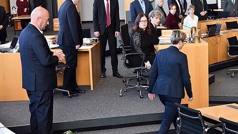 Die damalige Linke-Fraktionschefin Susanne Hennig-Wellsow warf Thomas Kemmerich (damals FDP) einen Blumenstrauß vor die Füße, nachdem er sich mit AfD-Stimmen zum Ministerpräsidenten hat wählen lassen. (Archivbild)