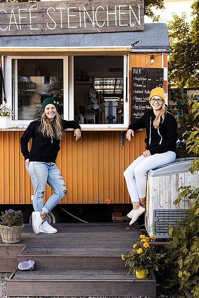 Die Steinke-Schwestern Laura (l.) und Alexa haben das Café Steinchen aufgebaut. Die Steinke-Schwestern Laura (l.) und Alexa haben das Café Steinchen aufgebaut.