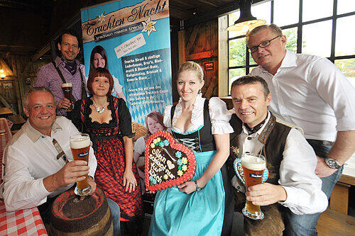 &bdquo;Oans, zwoa, gsuffa!&ldquo; &ndash; die Macher der &bdquo;Trachten Nacht&ldquo; üben schon mal für den 3. Oktober: Charivari-Moderator Gerald Kappler, Patrick Kraft, Verena Küstner, Eva-Varena Führer (projekt.quartett), Wirt Gregor Lemke und Bratwurst-Produzent Florian Hoeneß (v.li.).