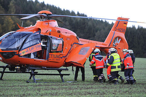 Mehrere Menschen hatten den Absturz nur 100 Meter vor dem Veranstaltungsort beobachtet und waren zu Hilfe geeilt. Sie befreiten die Sängerin und den Assistenten aus den Trümmern. Hier wird die Sängerin ins Krankenhaus gebracht.