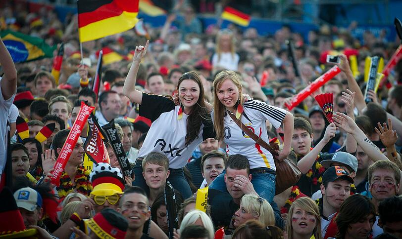 Für ihre Mannschaft geben Fußball-Fans alles - sehen Sie hier die besten Bilder von den Fan-Meilen und aus den Stadien bei der EURO 2012 in Polen und der Ukraine.