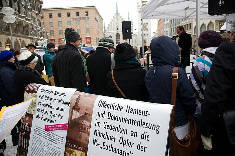 Viele hörten am Marienplatz zu, als die Namen von 3000 Opfern der Nazi-Euthanasie verlesen wurden.