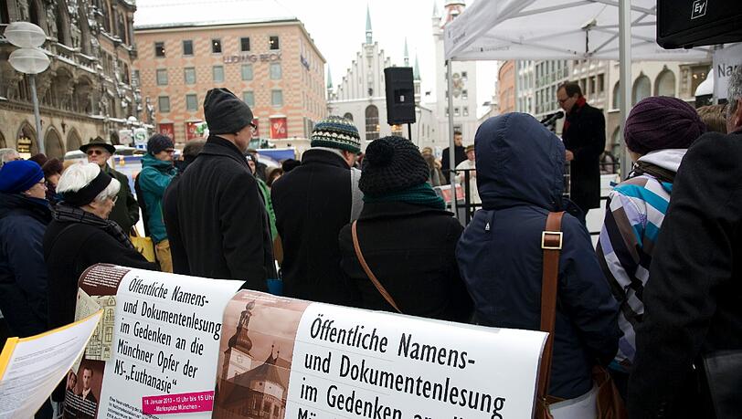 Viele hörten am Marienplatz zu, als die Namen von 3000 Opfern der Nazi-Euthanasie verlesen wurden. Viele hörten am Marienplatz zu, als die Namen von 3000 Opfern der Nazi-Euthanasie verlesen wurden.