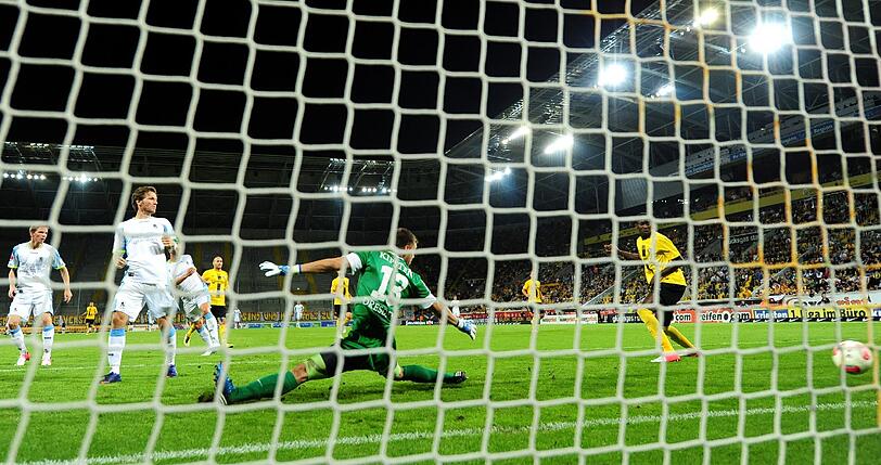 Auswärts gab's ein 2:2 in Dresden. Daniel Bierofka und Benny Lauth schossen die Tore für Sechzig.