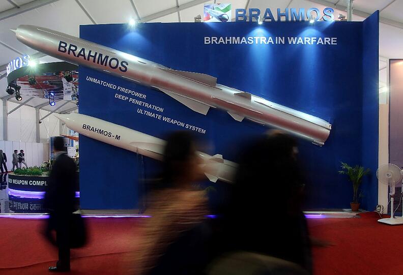 Defence Expo 2014: Die irren Bilder von der Waffen-Messe in Indien