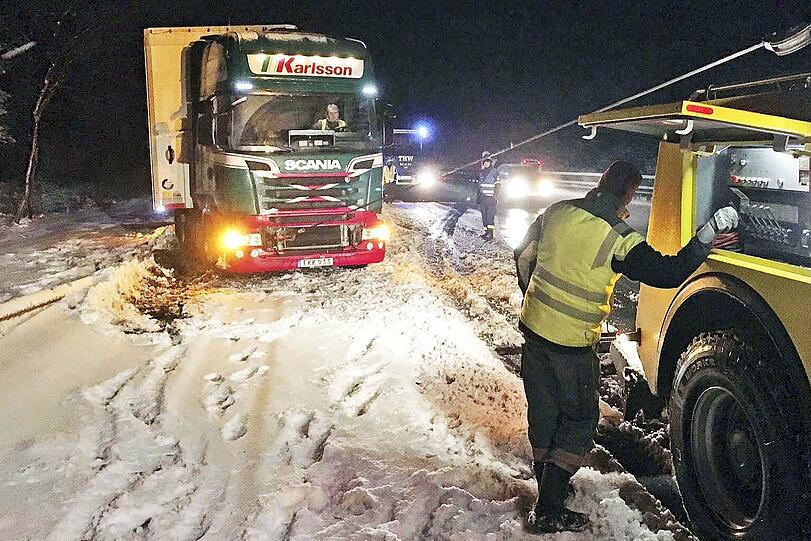 Rutschpartie am Irschenberg: Die Abschleppdienste hatten gestern Abend alle Hände voll zu tun.