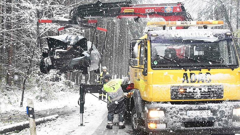 Über Stunden blieb die Staatsstraße für die Bergung der Wracks gesperrt.