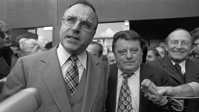 Respektierten sich als Politiker: Bundeskanzler Helmut Kohl (r.) und der damalige bayerische Ministerpräsident und CSU-Vorsitzende Franz Josef Strauß im Dezember 1976 in Bonn.