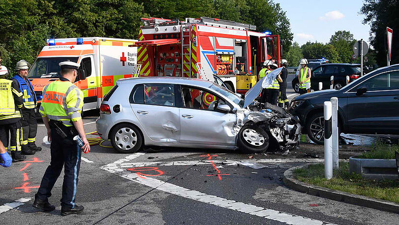 Bei dem Crash zwischen VW, Volvo und Seat wurden drei Personen verletzt, darunter ein kleines Kind.